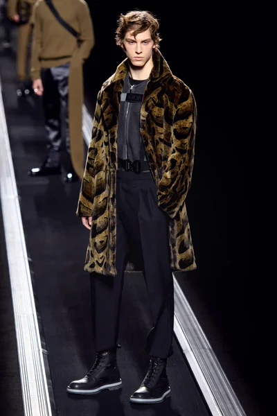 Look 27